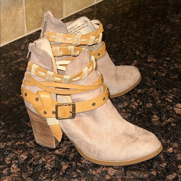 Size 7.5 Stylish Tan Ankle Boots - Picture 2 of 12